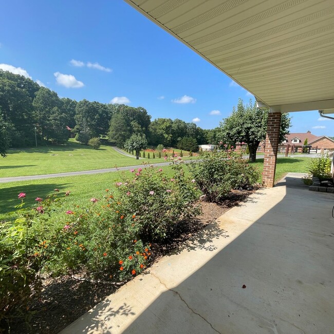 Building Photo - 3 bedroom close to Interstate in Kodak! On...