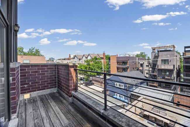 Building Photo - 831 N Paulina St