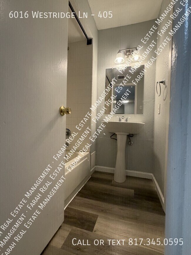 Building Photo - 6016 Westridge Ln