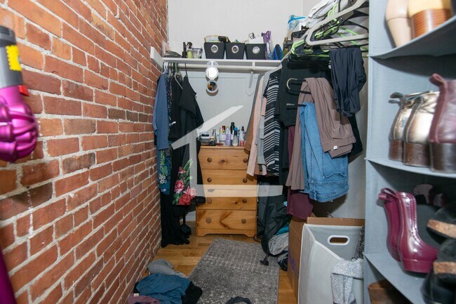 Building Photo - Beautiful 3 Bedroom Available 9/1/26