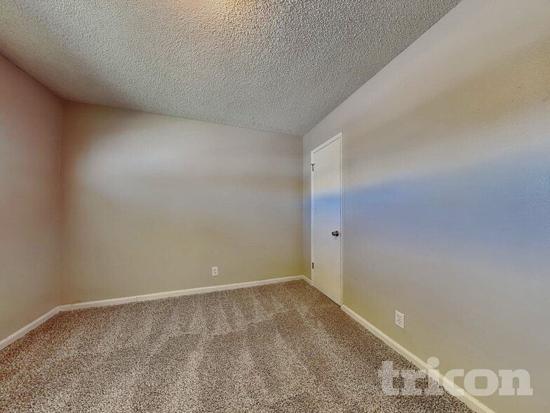 Building Photo - 1001 Akard Dr