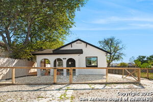 Primary Photo - 810 Dakota St