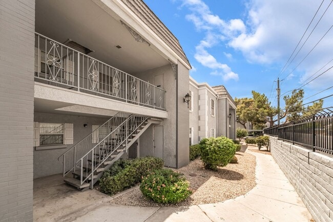 Building Photo - 2 Bedroom, 2 Bathroom Condo unit in a Gate...
