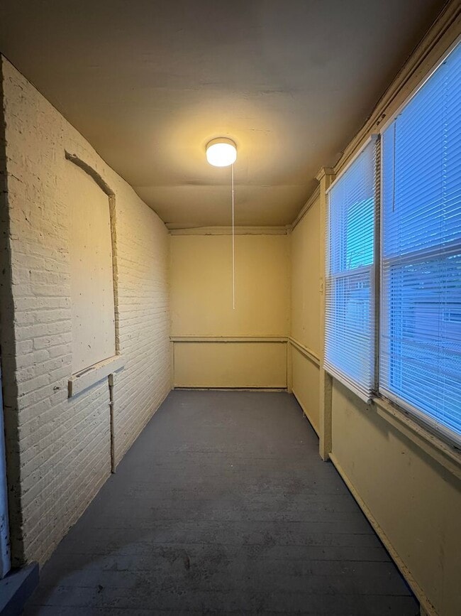 Building Photo - 4 Bed 1.5 Bath - Single Family Home locate...