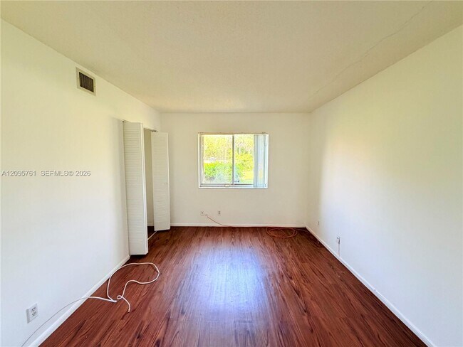 Building Photo - 107 Gardens Dr