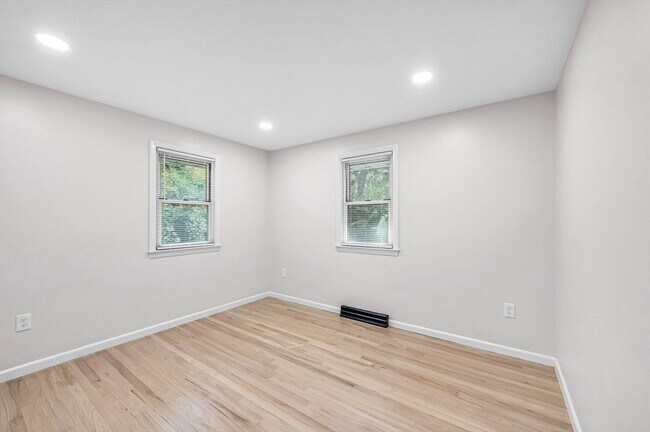 Building Photo - 557 Maple Rd