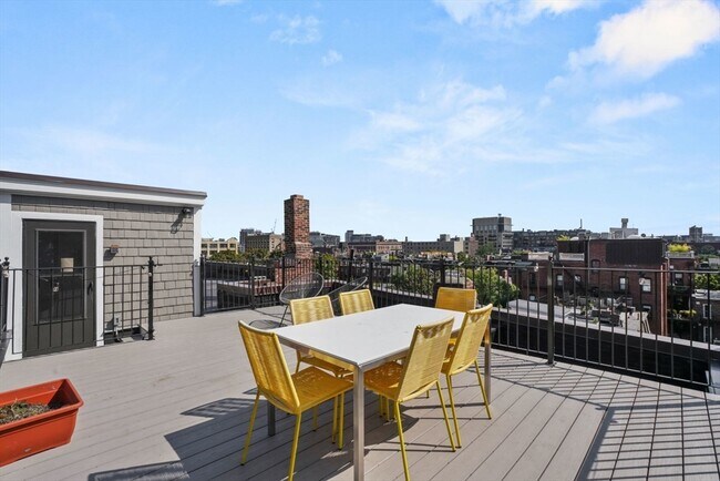 Building Photo - 17 Cazenove St