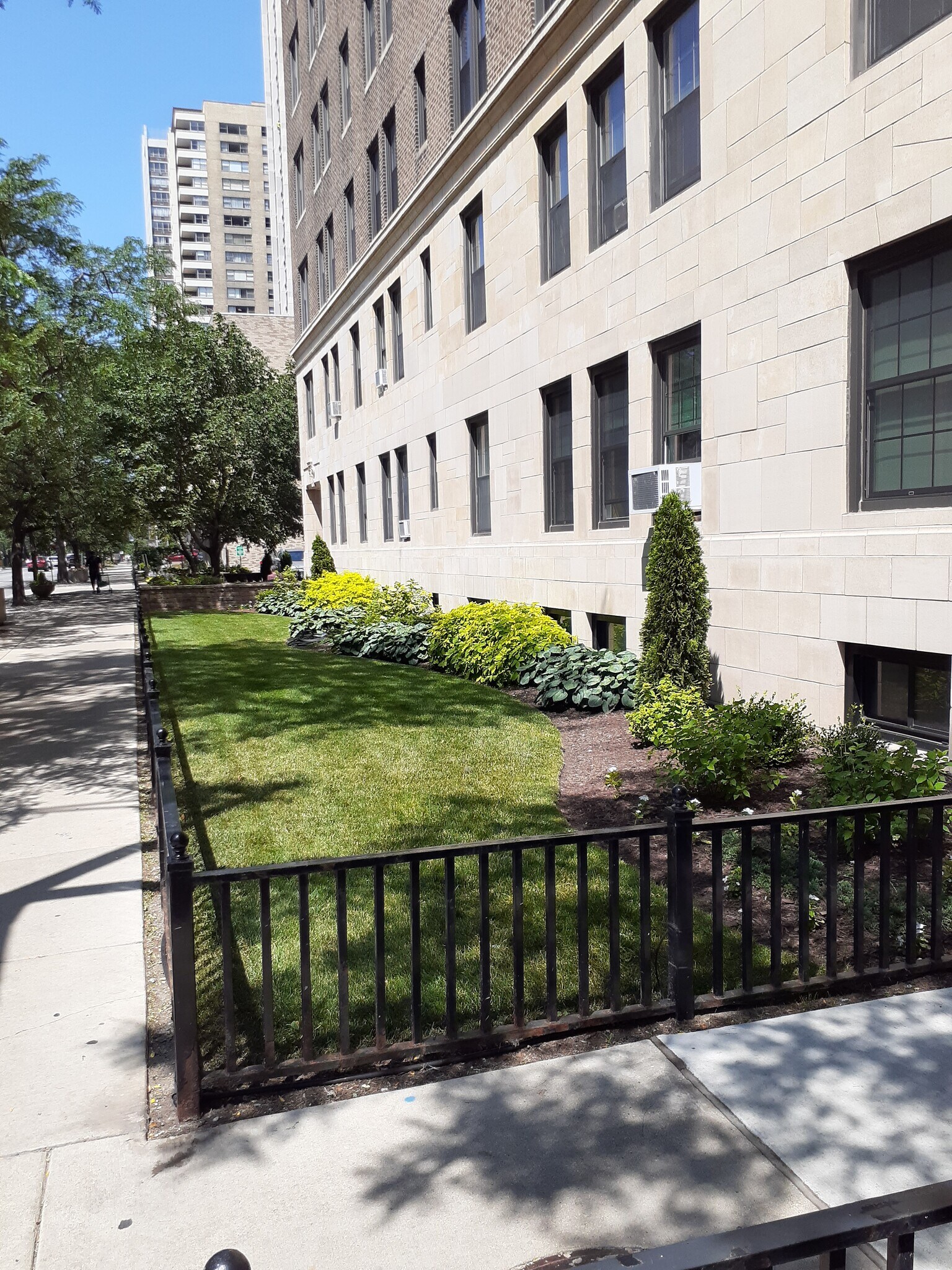 Exterior - 6101 N Sheridan Rd