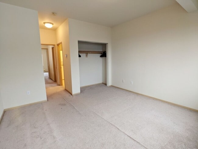 Building Photo - Townhouse, 2BD/1.5BA Condo, Radiant Heat F...