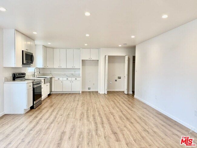 Building Photo - 384 Hargrave St