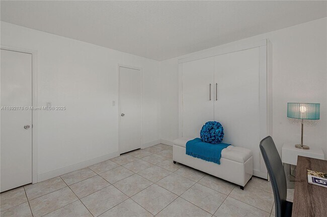 Building Photo - 9410 N Hollybrook Lake Dr