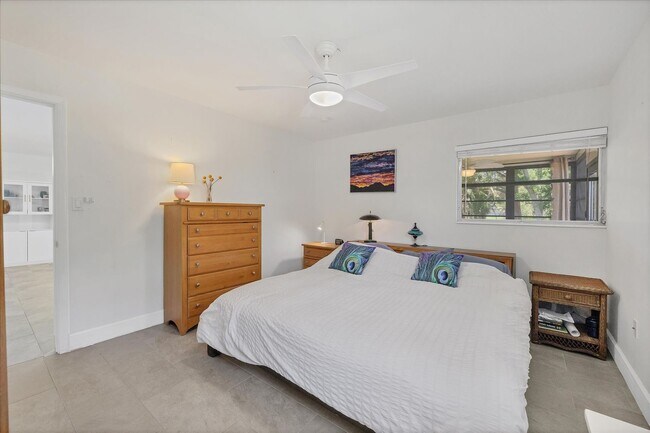 Building Photo - BENEVA & CLARK RD / VILLA