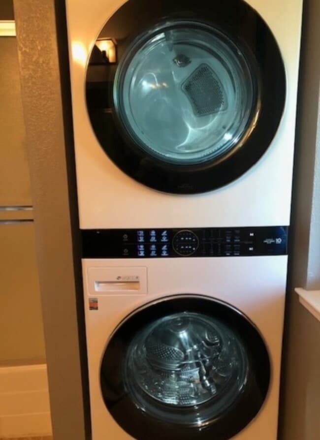 Building Photo - Gorgeous Updated 2 Bedroom, 2 bath condo For Rent in Pleasanton.