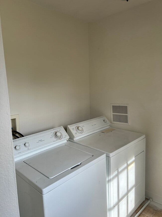 Building Photo - **SPARKS SINGLE STORY HOME**