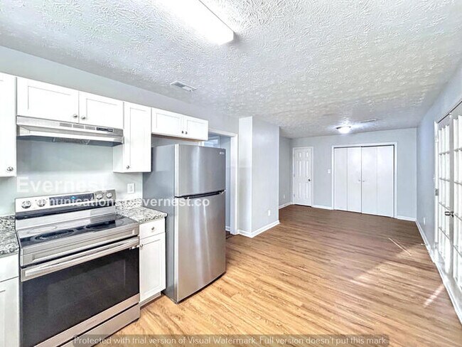 Building Photo - Spacious 3 Bed, 3 Bath Home with Fenced Yard and Garage