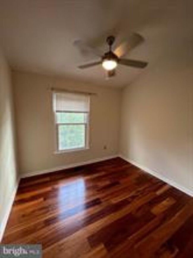 Building Photo - BEAUTIFUL END UNIT TH NEAR DOWNTOWN ROCKVILLE