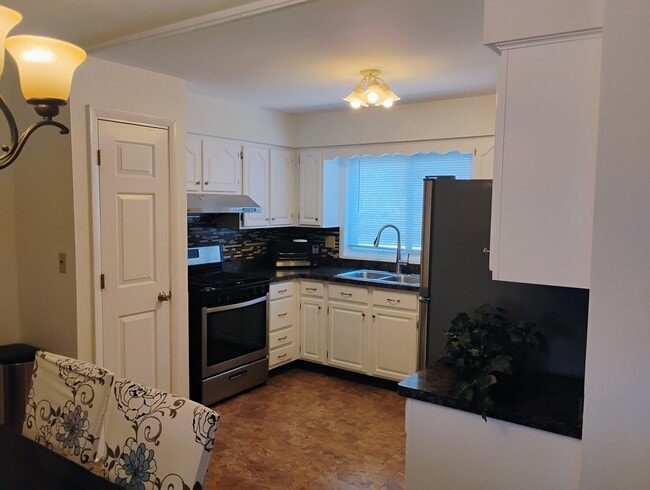 Building Photo - 553 W Park Ave