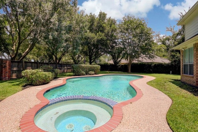 Building Photo - 18042 Somerset Knolls Ct