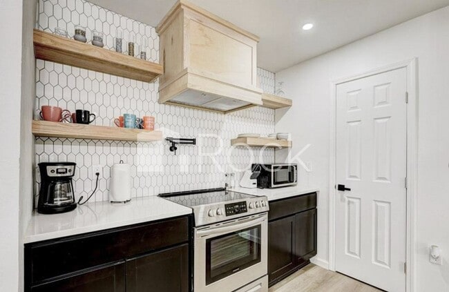Building Photo - 4 Bedroom Home with 2.5 Bathrooms on a Corner Lot near Plaza District