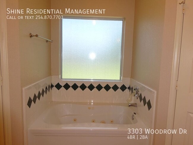Building Photo - 3303 Woodrow Dr