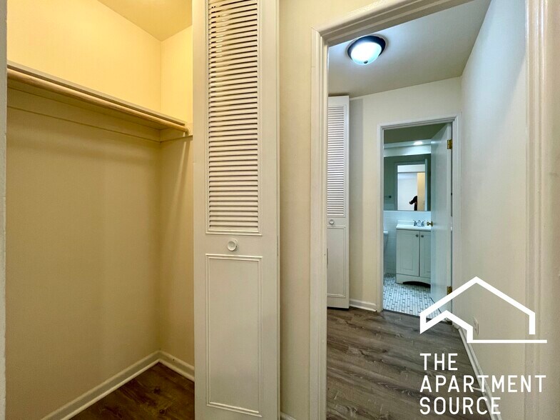 Building Photo - 6006 N Kenmore Ave