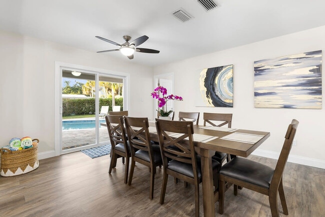 Building Photo - 802 Camelia Dr