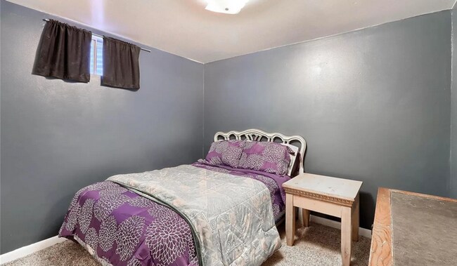 Building Photo - Huge room in a large shared home, private bathroom, great neighborhood, friendly roommates!