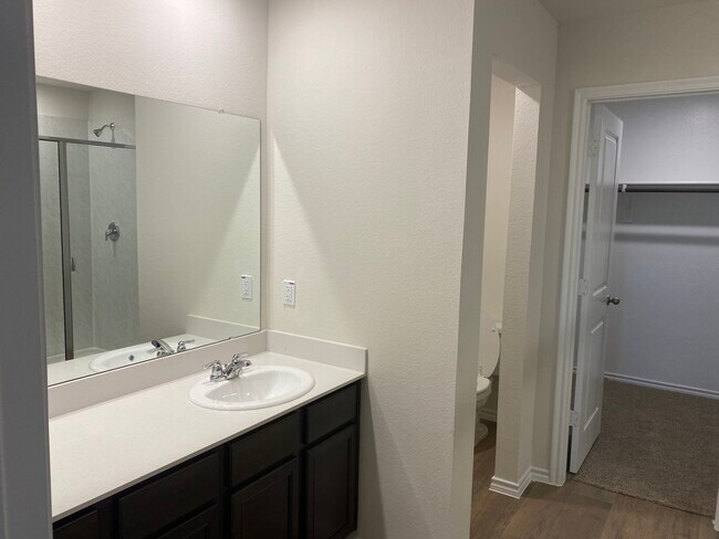 Building Photo - 1008 Hidden Vly Dr