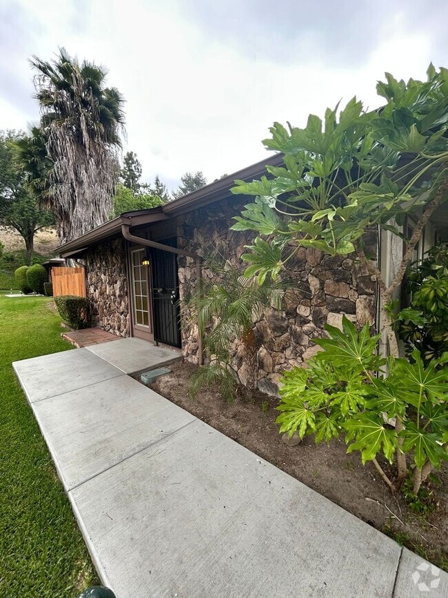 Building Photo - Upgraded, single story 2 bedroom Condo! La...