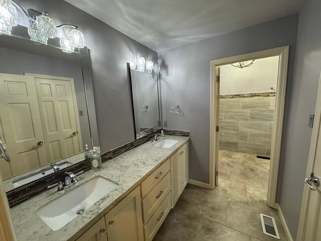 Building Photo - Very Nice 4 Bedroom 2.5 Bathroom Home in N...