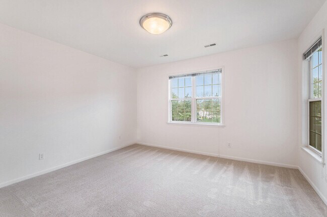 Building Photo - 2925 N Knightsbridge Cir