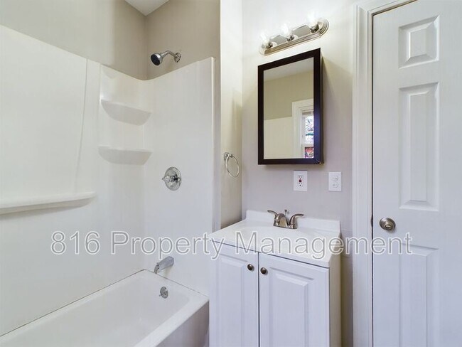 Building Photo - 3032 Elmwood Ave