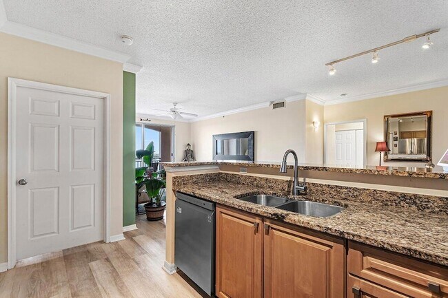 Building Photo - 616 Clearwater Park Rd