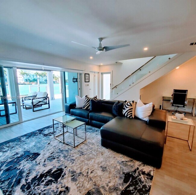Building Photo - Beautiful waterfront townhouse in the heart of Miami