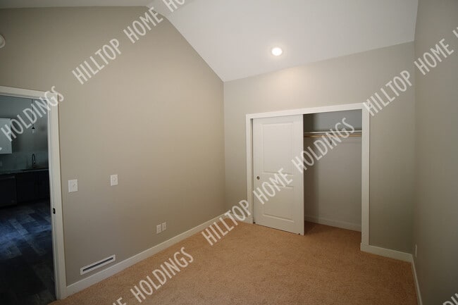 Building Photo - 4 Iron Oak Ln