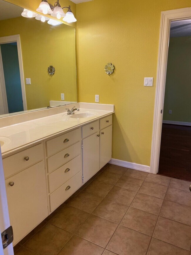 Building Photo - 11815 Canyon Mills Dr