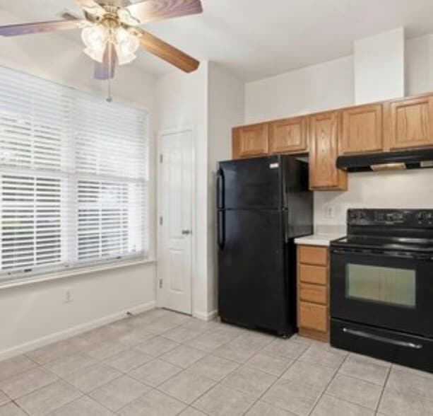 Kitchen - 682 Windbrook Cir