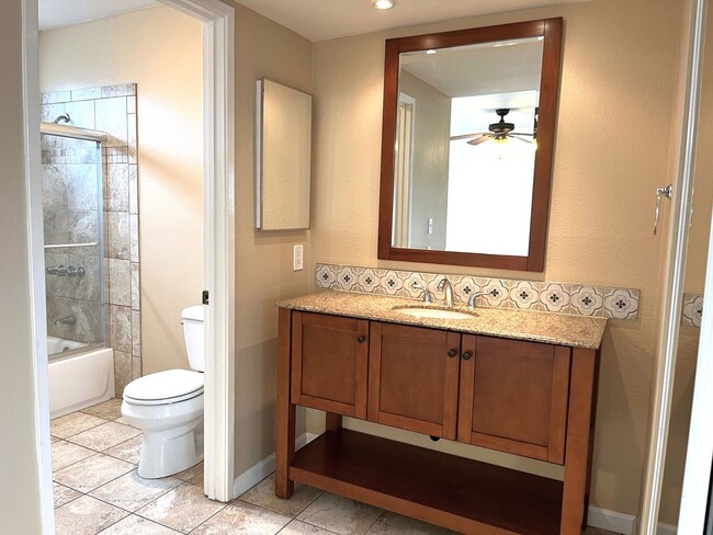 Building Photo - Great townhome in Del Cerro!