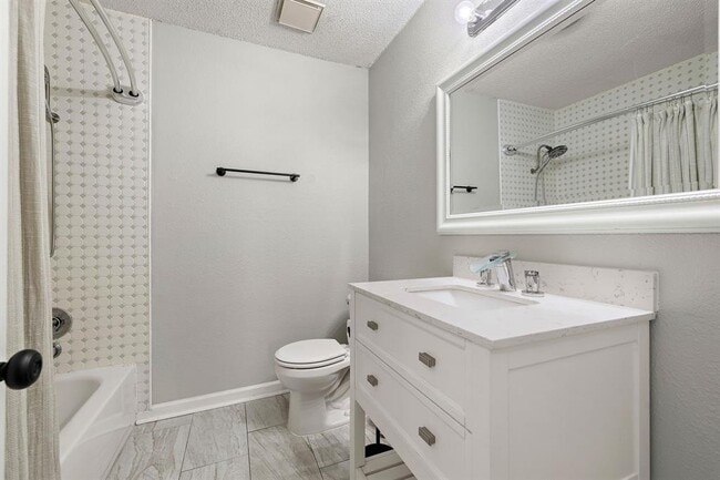 Building Photo - 805 Garden Path Dr