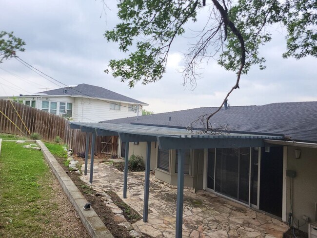 Building Photo - 5 Month lease available. Mid-century home ready for move-in