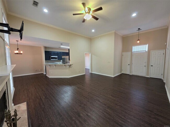 Building Photo - 2230 Kingsbury Dr