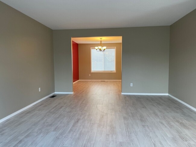 Building Photo - HALF MONTH FREE OF RENT Spacious 5 Bedroom Home! Granite Counters! Pet friendly! Tons of Room for...