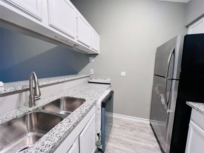 Building Photo - 2121 El Paseo St