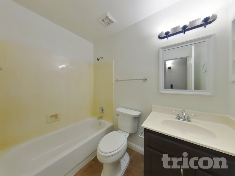 Building Photo - 12618 W Cambridge Ave