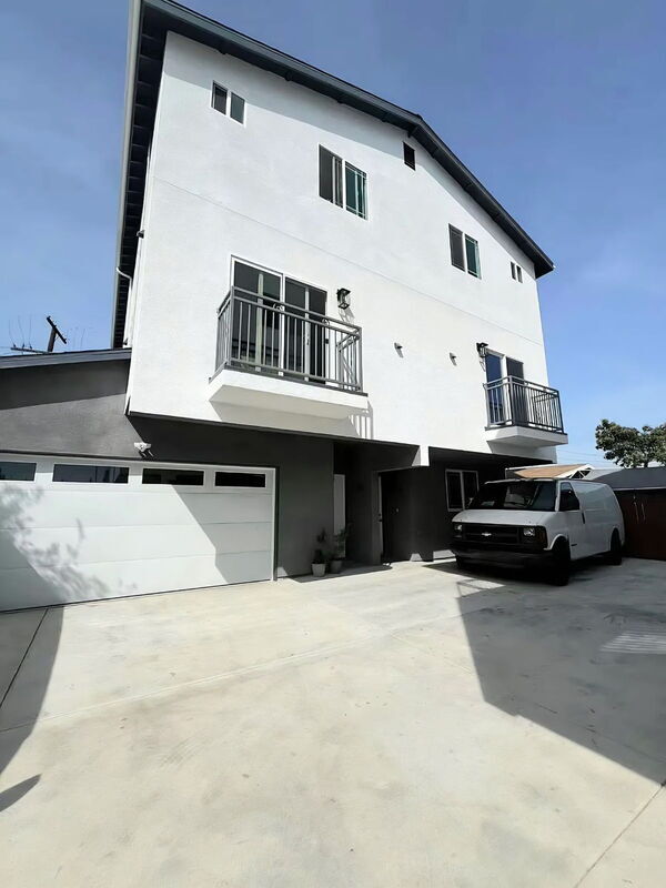 Building Photo - 1731 E 68th St