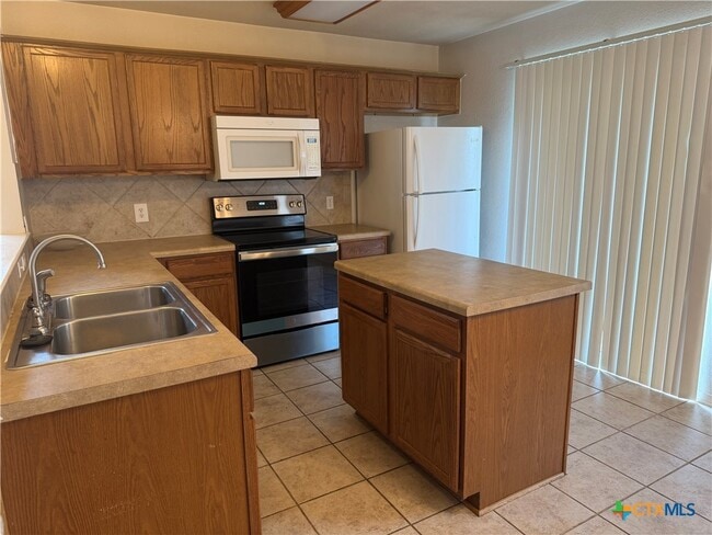 Building Photo - 2300 Maedell Dr