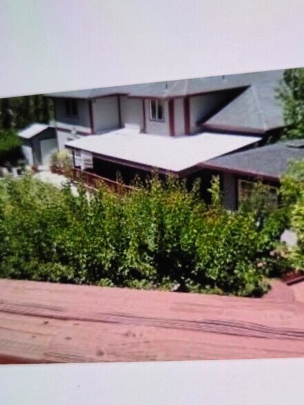 Large estate. 2 tenants w own kitchen n baths. S GG ares areas main kitchen, laundry area n outdoor - 145 Turnberry Way