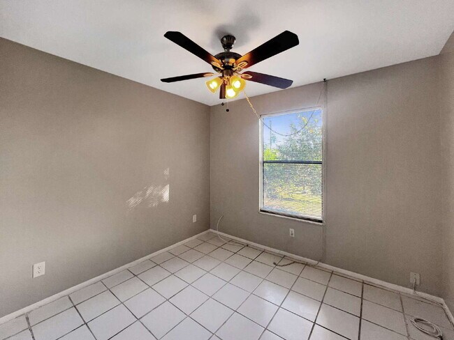 Building Photo - Cozy Inside, Spacious Outside: Fort Myers 2 Bed / 1 Bath + Giant Lawn + W/D Hookups — Pets Accepted