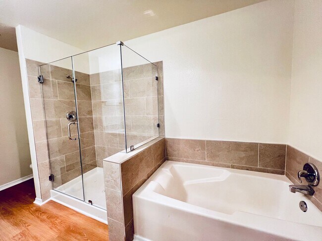 Building Photo - Beautiful remodeled 1 Bed one Bath in  Nor...