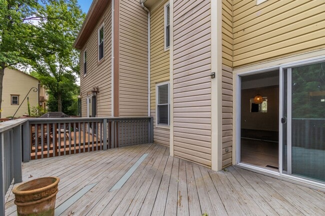 Building Photo - Really Cool, Spacious 3br Townhome with De...
